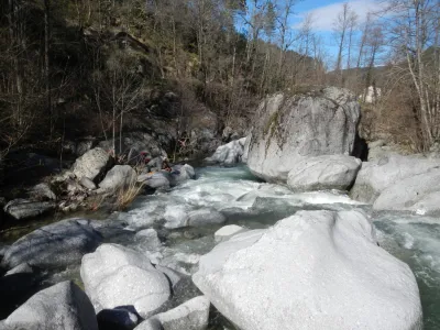 Le premier rapide en 4+ par BE qui signale à l'aval du barrage l'entrée dans les Gorges du Château de Saint-Bonnet.